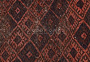 Türkmén Beludzs kisszőnyeg. cca 19. sz. második fele, kopással, rojthiánnyal, cca 120x65 cm