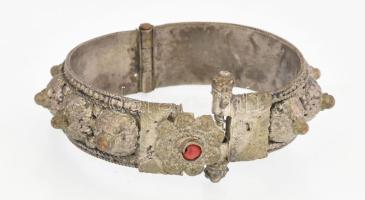 Ezüst (Ag) karperec korallal ékítve. jn. d: 6 cm 52 g