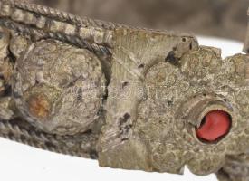 Ezüst (Ag) karperec korallal ékítve. jn. d: 6 cm 52 g