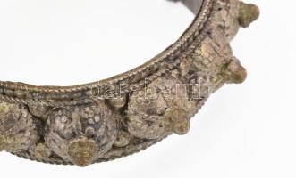 Ezüst (Ag) karperec korallal ékítve. jn. d: 6 cm 52 g