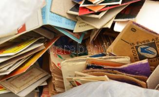 Cipősdoboznyi gyufacímke és gyufás doboz, sok tartalommal