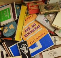 Cipősdoboznyi gyufacímke és gyufás doboz, sok tartalommal