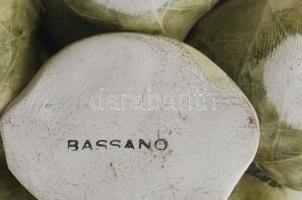 Bassano porcelán virágcsokor asztaldísz. Jelzett, kis kopásokkal, m: 14 cm