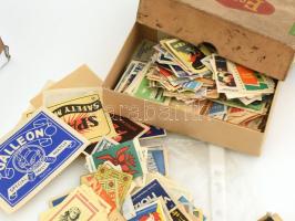 Gyufacímke tétel: több ezer darab gyufacímke dobozokban, néhány darab két kis albumban, egy doboznyi...