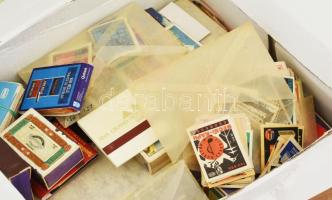 Gyufacímke tétel: több ezer darab gyufacímke dobozokban, néhány darab két kis albumban, egy doboznyi...