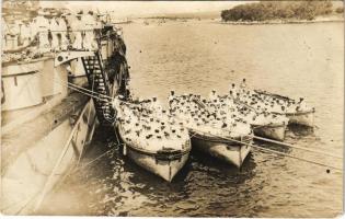 SMS PRINZ EUGEN Osztrák-Magyar Haditengerészet pre-dreadnought csatahajó matrózai a mentőcsónakokban / K.u.K. Kriegsmarine / Austro-Hungarian Navy ironclad warship's mariners in lifeboats. photo (EK)