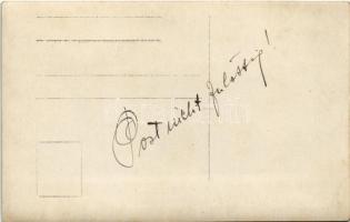 SMS PRINZ EUGEN Osztrák-Magyar Haditengerészet pre-dreadnought csatahajó matrózai torpedót raknak a ...