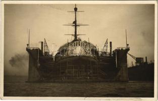 1917 Pola, SMS PRINZ EUGEN Osztrák-Magyar Haditengerészet pre-dreadnought csatahajó szárazdokkban / K.u.K. Kriegsmarine Kriegsschiff im Dock / Austro-Hungarian Navy ironclad warship' in dry dock. A. Fischer Nr. 622. + "S.M.S. "Eh. Franz Ferdinand"