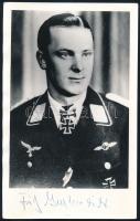 Fritz Tegtmeier (1917-1999) német Luftwaffe pilóta, repülő ász (146 légi győzelem), a Vaskereszt Lovagkeresztjének kitüntetettje autográf aláírása őt ábrázoló képen (későbbi előhívás), 20x12,5 cm / Autograph signature of Fritz Tegtmeier (1917-1999) German Luftwaffe pilot, flying ace (146 aerial victories), recipient of the Knight's Cross of the Iron Cross, on a photo (later copy), 20x12.5 cm