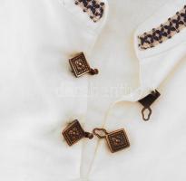 Hagyományőrző tétel: közte 3 darab ősmagyar motívummal díszített bőr öv, 5 darab hagyományőrző felső...