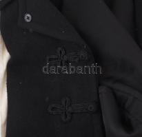 Hagyományőrző tétel: közte 3 darab ősmagyar motívummal díszített bőr öv, 5 darab hagyományőrző felső...