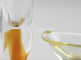 Chribska színezett üveg váza és asztaldísz, jelzett, kis kopással, m: 30 cm, 14x12 cm