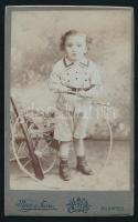 cca 1900-1910 Kisfiú játék puskával és karikával, vizitkártya Méria és Társa budapesti műterméből, d...