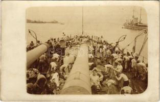 SMS ÁRPÁD Osztrák-Magyar Haditengerészet Habsburg-osztályú csatahajó matrózai mosakodás közben / K.u.k. Kriegsmarine Matrosen / Austro-Hungarian Navy Habsburg-class pre-dreadnought battleship's mariners washing up. photo (EK)