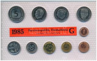 NSZK 1985G 1pf-5M (10xklf) forgalmi sor fólia tokban, ragasztás részben elengedett T:UNC  GFR 1985G 1 Pfennig - 5 Mark (10xdiff) coin set in foil packaging, loose coins C:UNC