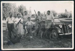 1944.VIII.3. Zenta (Vajdaság), Petőfi Brigád, fegyveresek Honvédség rendszámtáblájú automobillal, a hátoldalon feliratozott fotó, kisebb törésnyomokkal, 12,5x8,5 cm