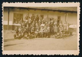 1938.X.27. Rongyos Gárda, rohamosztag puskákkal, középen Schwarzlose géppuskával, a hátoldalon feliratozott fotó, 8,5x5,5 cm
