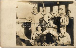 SMS WIEN Osztrák-Magyar Haditengerészet Monarch-osztályú partvédő csatahajó matrózai a kormánynál / K.u.k. Kriegsmarine Matrosen / Austro-Hungarian Navy SMS Wien coastal defense ships mariners at the wheel. photo (EK)