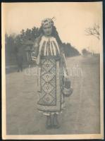 1940 Alsózsuk (Kolozs vármegye, Erdély), népviseletes lány, nagyméretű fotó, a hátoldalon feliratozva, albumba ragasztás nyomaival, 17x12,5 cm
