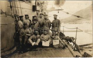 SMS MONARCH Osztrák-Magyar Haditengerészet Monarch-osztályú partvédő páncélos matrózai újságokkal a fedélzeten / K.u.K. Kriegsmarine Matrosen / Austro-Hungarian Navy coastal defence ship's mariners with newspapers. photo