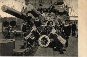 SMS BUDAPEST Osztrák-Magyar Haditengerészet Monarch-osztályú partvédő csatahajó matrózai zászlóval a fedélzeten / K.u.K. Kriegsmarine Matrosen / Austro-Hungarian Navy, Monarch-class coastal defense ships mariners on deck with flag. G. Costalunga Pola 1910.