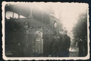 cca 1940-1944 Aknasugatag (Ocna Sugatag), Erdély, "aknasugatagi sóvasúti keskeny nyomtávú mozdony", gőzmozdony vasutas tisztekkel, a hátoldalon feliratozott fotó, 8x5,5 cm