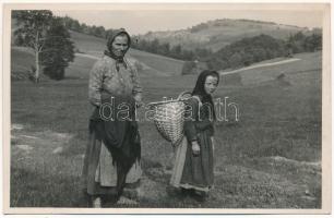 Erdély, Transylvania (?); nő gyerekkel / woman with child, folklore. photo