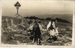 Erdély, Transylvania (?); pásztor lóval, kereszt a háttérben / shepherd with horse, cross, folklore. photo