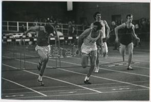 cca 1976 Zsigri Oszkár (1933-?) budapesti fotóművész hagyatékából, pecséttel jelzett, vintage fotóművészeti alkotás (Célban), ezüst zselatinos fotópapíron, 16x24 cm