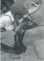 cca 1937 Escher Károly (1890-1966) budapesti fotóriporter és fotóművész felvétele (Egy korty víz), 1 db modern nagyítás jelzés nélkül, a néhai FOTÓ újság (1954-1989) archívumából, 21x15 cm