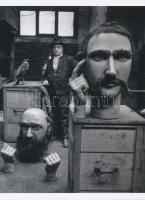 cca 1949 Doisneau, Robert (1912-1994) francia fotóriporter és fotóművész felvétele (Északi óriások), 1 db modern nagyítás, jelzés nélkül, a néhai FOTÓ újság (1954-1989) archívumából, 21x15 cm