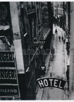 cca 1933 Brassai (eredetileg Halász Gyula) (1899-1984) magyar - francia fotóművész felvétele (Párizsi utca szállodákkal), a néhai FOTÓ újság (1954-1989) archívumából 1 db modern nagyítás, jelzés nélkül, 21x15 cm