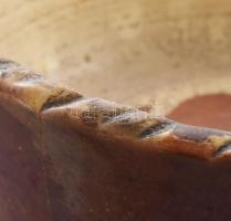 Sütőedény. Dunántúl, cca 20. sz. első fele, sérült, d: 19,5 cm, m: 7 cm