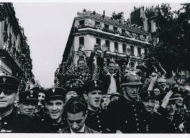 1944 Robert Capa (1913-1954) (eredeti neve Friedmann Endre) magyar - francia fotóriporter felvétele (Párizs felszabadult), a néhai FOTÓ újság (1954-1989) archívumából 1 db modern nagyítás, jelzés nélkül, 15x21 cm