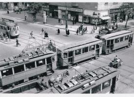 cca 1958 Budapesti villamosok, az 53-as járat jól olvasható, a kereszteződésben álló sajnos nem, viszont látunk még lovaskocsit, teherautókat és oldalkocsis motorkerékpárt is, 1 db jelzés nélküli modern nagyítás, 15x21 cm