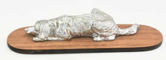 Fém kutya szobor, fa talapzaton, 25x8x5 cm