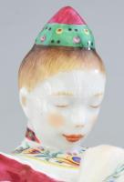 Herendi hímző lány. Jelzett, kézzel festett, hátul talpánál kis anyaghibával, m: 14,5 cm