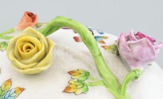 Herendi Viktória mintás szív alakú bonbonier, futórózsa fogóval, jelzett, hibátlal, 13x12x11,5 cm