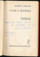 Kodály Zoltán: Utam a zenéhez. Öt beszélgetés Lutz Besch-sel. Ford.: Keresztury Mária. Kodály Zoltán felesége, Kodály Zoltánné Péczely Sarolta (1940-) énekművész, egyetemi docens által DEDIKÁLT példány! Bp., 1969, Zeneműkiadó. Kiadói egészvászon-kötés, foltos borítóval.