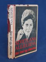 Allilujeva, Szvetlana [Joszifovna]:  Húsz levél egy jóbaráthoz. Fordította: Halász Péter. (New York, 1967). Pilvax Publishing Company [5]-249 + [1] p. Egyetlen magyar kiadás. Szvetlana Joszifovna Allilujeva (1926-2011), Sztálin lányának emlékiratai. A visszaemlékezéseket 1963-ban vetette papírra, a munka kiadására 1967-ben, az Egyesület Államokba való emigrálása után került sor. A meglehetősen kiemelt pozícióban felnövő Sztálin-lány szeretettel emlékszik vissza ifjúkorára, grúz és orosz felmenőire, vidéki nyaralásaira, de az életírásban a szovjet legfelső vezetés fontos figurái is megjelennek (Berija, Zsdanov). A házi szolgáló körében felnövő, majd irodalmárként, műfordítóként végzett Szvetlana Allillejuva, bár a legfelsőbb körökben nevelkedett, egészen más szemszögből láttatja apját és apja konfliktusait, a tizenévesként megélt háborús évek is meglehetősen különös szemszögből látszódnak; természetesen nem rejtegeti Sztálin zsarnoki természetét, illetve a nép nyomorát, a jelenségek ugyanakkor egészen más fénytörést kapnak, a politikai döntések mögött egyes szereplők magánemberi vonásai is feltűnnek. A szerző 1966-ig nem is hagyta el a Szovjetuniót, ekkor indiai származású élettársa temetési szertartására érkezett Indiába, majd az új-delhi amerikai nagykövetségen menedékjogot kért, majd 1967-ben érkezett az Egyesült Államokba, melyben állampolgárává lett. A Nyugaton megjelent emlékirat az 1960-as évek könyvszenzációja, magyar kiadása természetesen szóba sem jöhetett. Aranyozott gerincű kiadói egészvászon kötésben, színes, illusztrált, sérült kiadói védőborítóban. Jó példány.