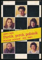 Kárpáti Tamás: Partik, perek, pofonok. (Polgár-dosszié 1974-1989). A Polgár-család tagjai, Polgár László (1946- ) eszperantista, pedagógus, sakkedző, Polgár Lászlóné Altberger Klára (1946-) pedagógus, Polgár Zsuzsa (1969- ), Polgár Zsófia (1974- ) és Polgár Judit (1976- ) sakkozók (Polgár lányok) által DEDIKÁLT, dátumozott (1989. X. 1.) példány! Bp., 1989, Magyar Eszperantó Szövetség, 152 p. Kiadói papírkötés.
