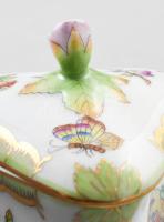 Herendi Viktória mintás fedeles ékszeres doboz, nyíló rózsa fogóval. Jelzett, hibátlan, 7x7,5x8 cm