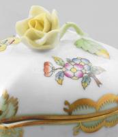 Herendi Viktória mintás szív alakú ékszeres doboz, sárga rózsa fogóval. Jelzett, minimális kopással,...