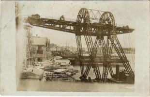 Pola, Grösster existierender Schwimmkran (Riesenschwimmkran) / WWI Austro-Hungarian Navy, K.u.K. Kriegsmarine, the largest existing floating crane, crane ship in Pula, photo