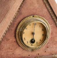 Antik kegytárgytartó házioltár. Eredetileg órával és zenszerkezettel, melyhez megvan a kulcs. Sérülé...