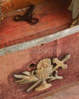 Antik kegytárgytartó házioltár. Eredetileg órával és zenszerkezettel, melyhez megvan a kulcs. Sérülé...