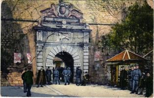 1916 Kotor, Cattaro; Glavna vrata / Haupttor / main castle gate with soldiers, Singer advertisement, postcard kiosk (ázott / wet damage)