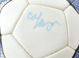 Sir Alex Ferguson (1941- ) skót labdarúgó, a Manchester United legendás edzőjének aláírása focilabdá...