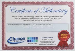 Sir Alex Ferguson (1941- ) skót labdarúgó, a Manchester United legendás edzőjének aláírása focilabdá...