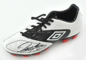 Geoff Hurst (1941- ) angol labdarúgó, az 1966-os világbajnok válogatott tagja által aláírt Umbro futballcipő, jó állapotban, tanúsítvánnyal / Geoff Hurst (1941- ) English footballer, 1966 World Cup winner signed football boot, in good condition, with certificate